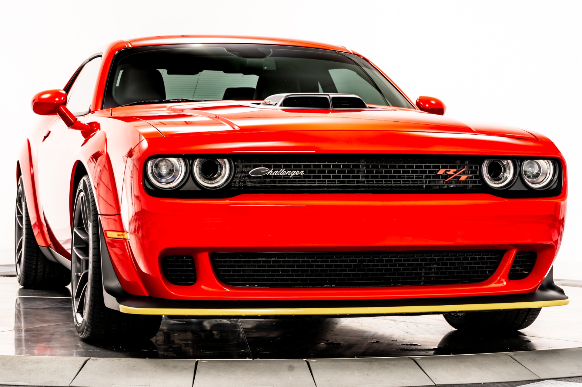 made in CHALLENGER ポーチ レッド　Mサイズ TorRed Clear Coat Dodge Challenger R/T Scat Pack Widebody with 6.4
