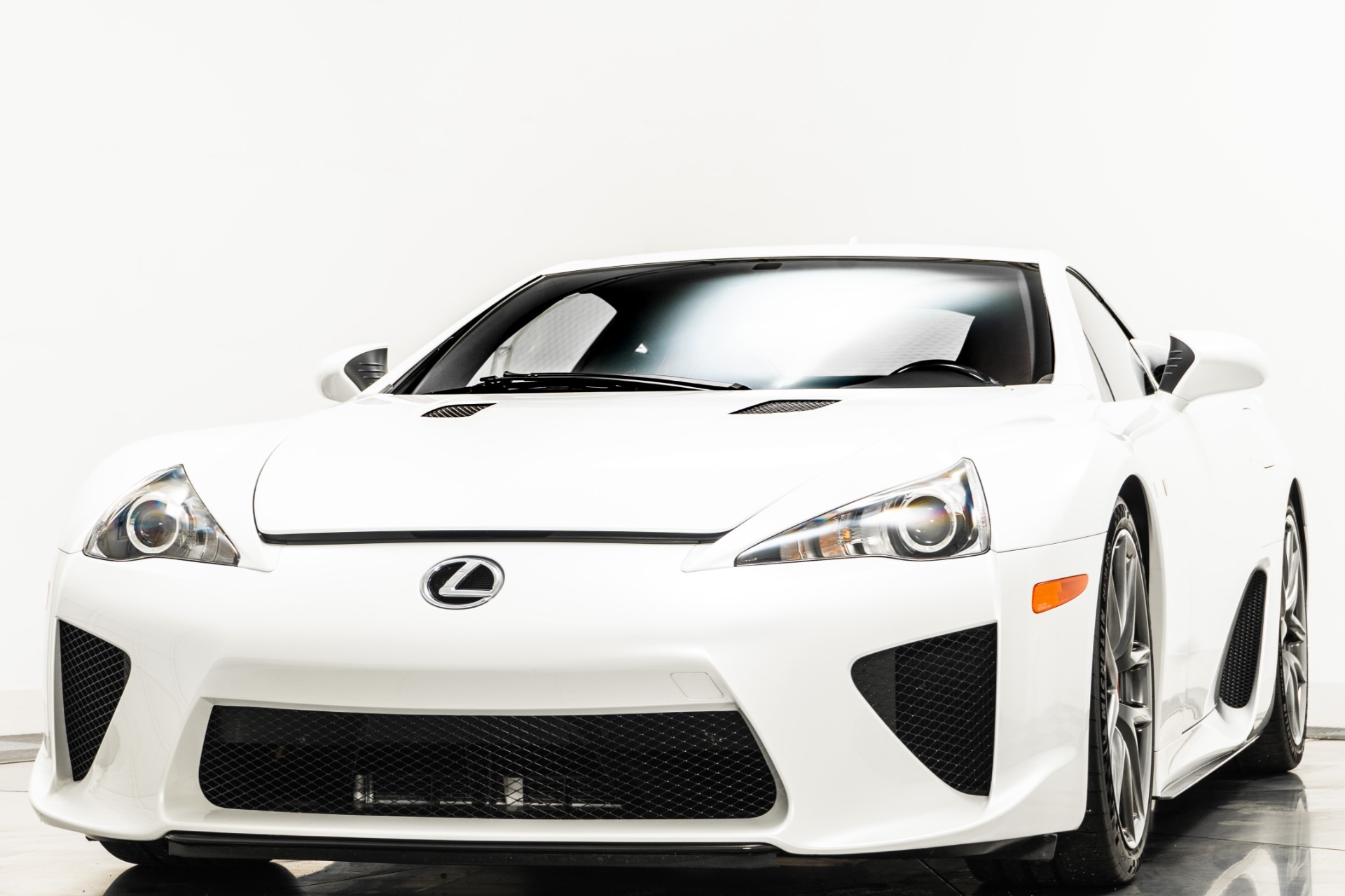 レクサスlfa クリスタルガラス Pearl White Lexus LFA with 4.8L V10 552hp 354ft. lbs. Engine For