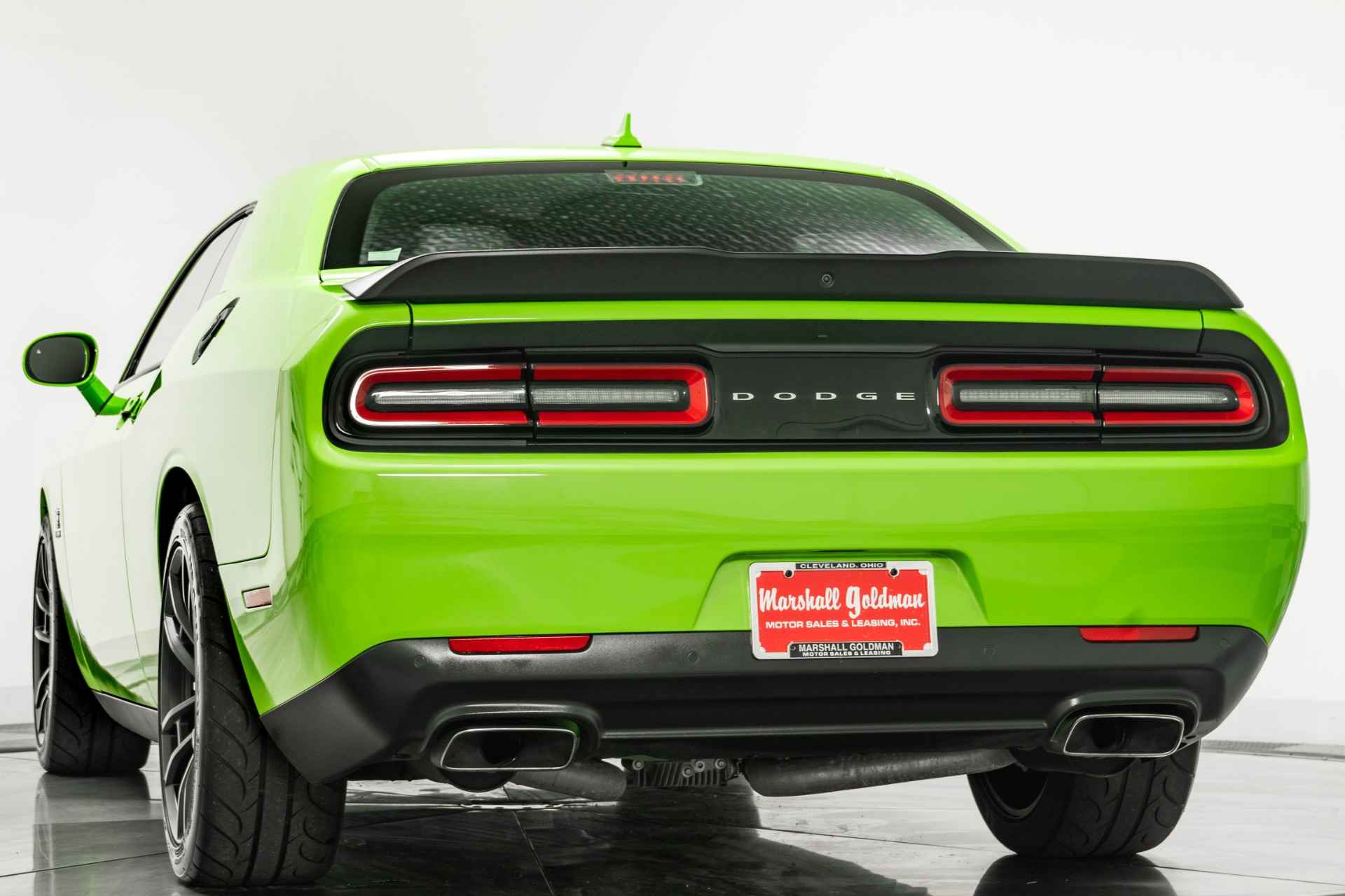 Sublime Dodge Challenger 1320 with HEMI 6.4L V8 485hp 475ft. lbs