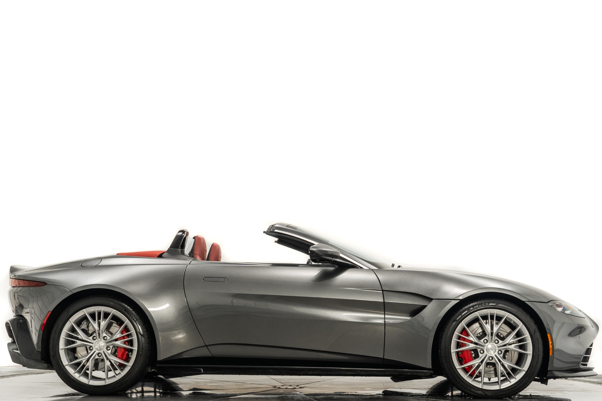 2022 Aston Martin Vantage Roadster photo 2