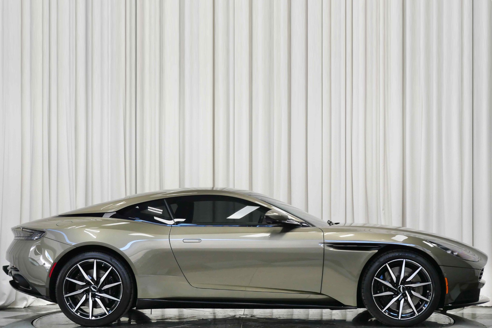 2018 Aston Martin DB11 photo 2