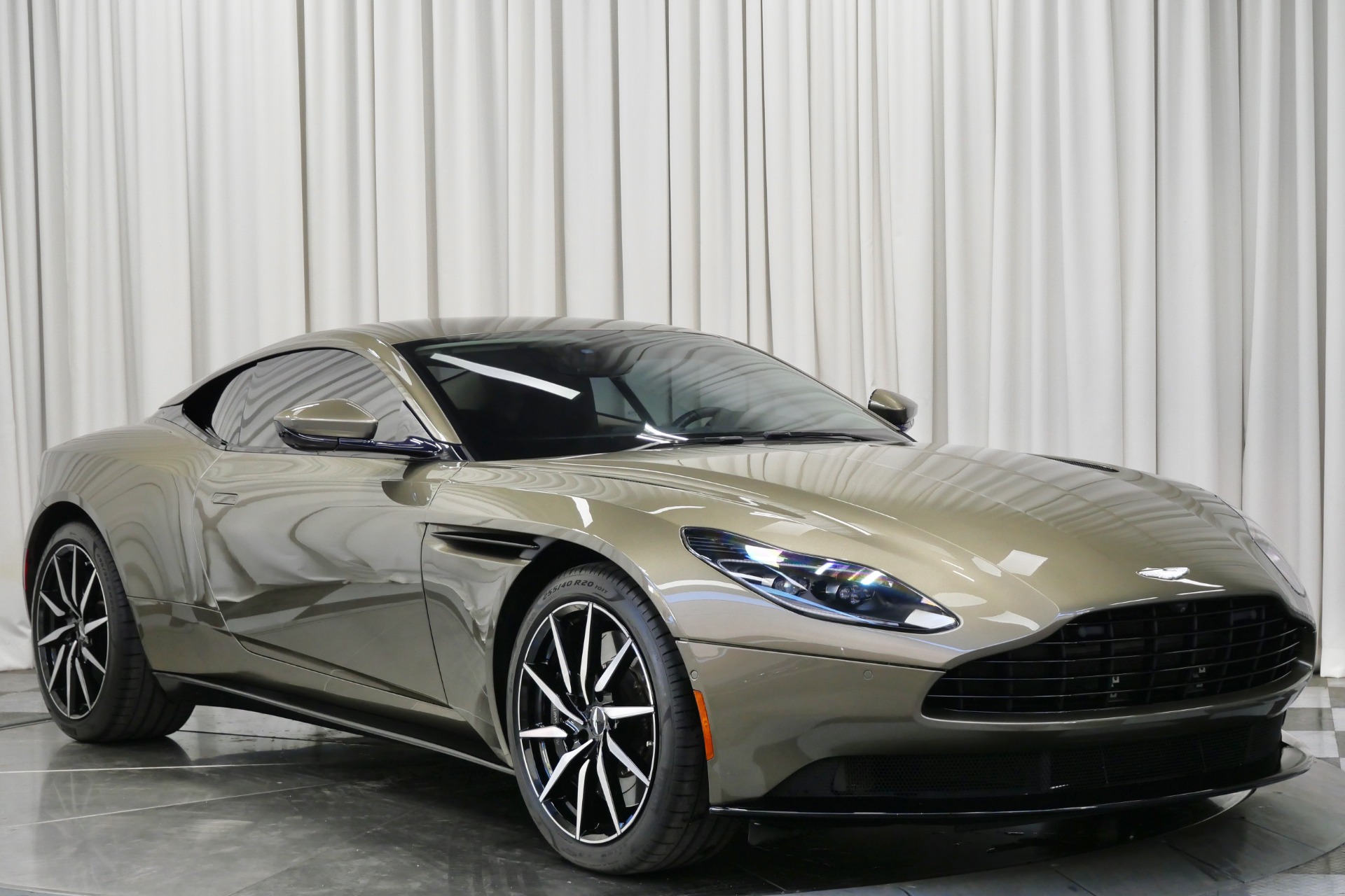 2018 Aston Martin DB11 photo 3