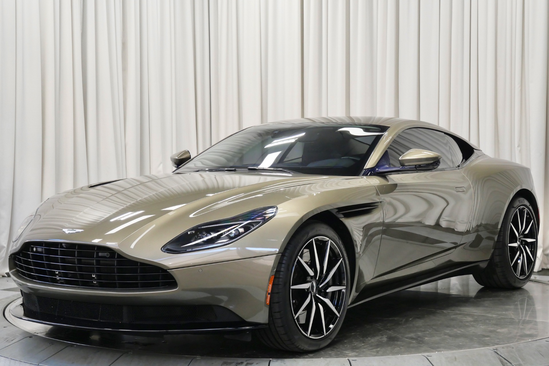 2018 Aston Martin DB11 photo 4